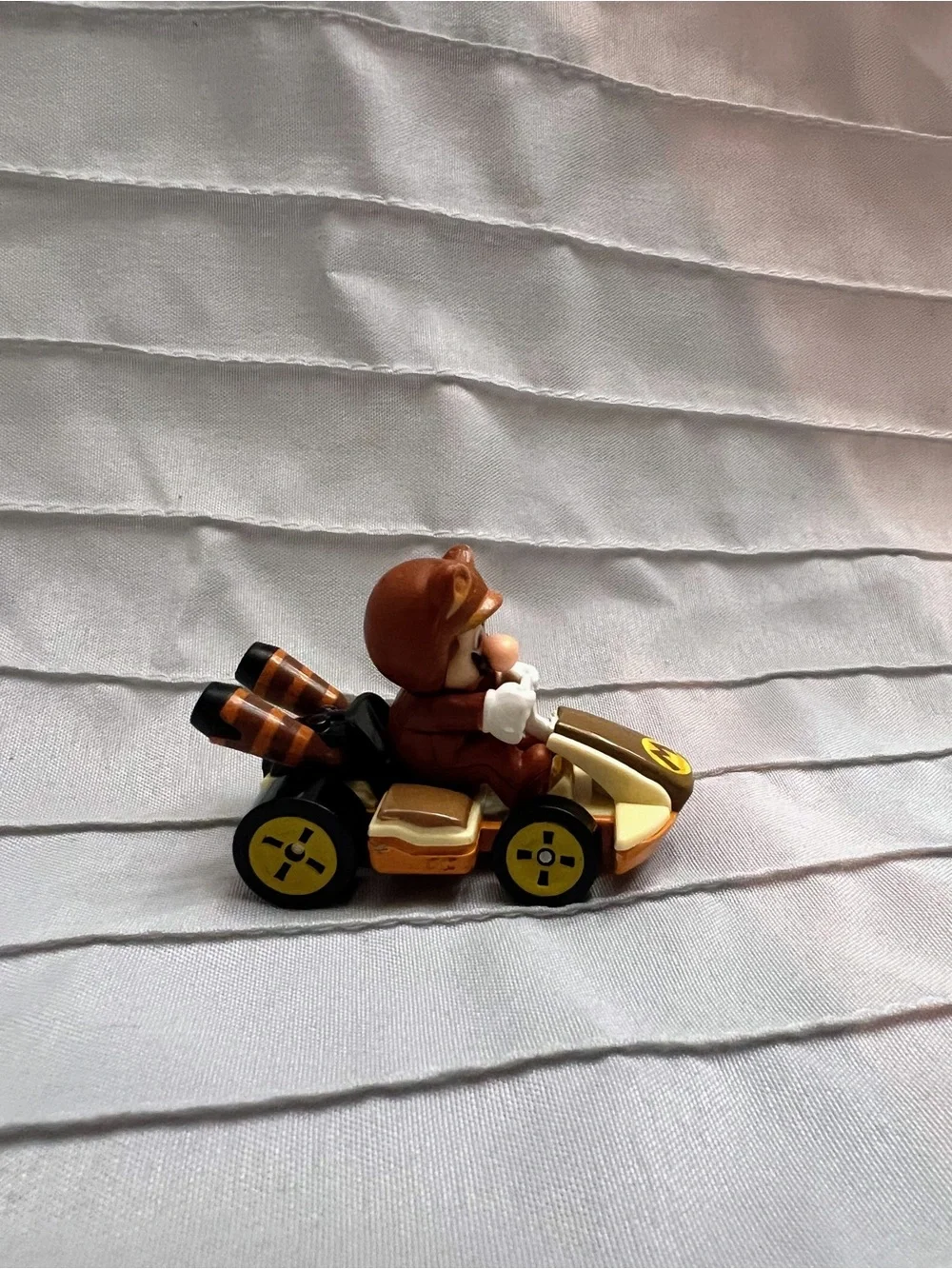 Mario Kart- Tanooki Mario Standard Kart Raccoon Suit- Hot Wheels- Mattel- 2018